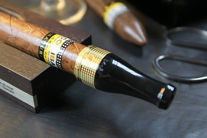Tẩu hút thuốc cigar cohiba