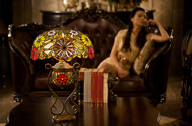 Đèn bàn hoa đỏ Tiffany