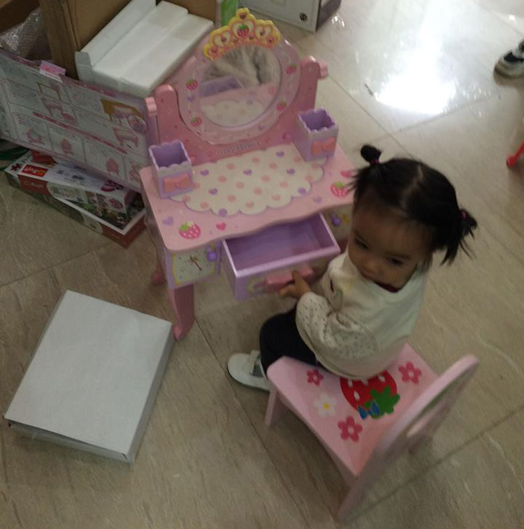 Bàn trang điểm đồ chơi