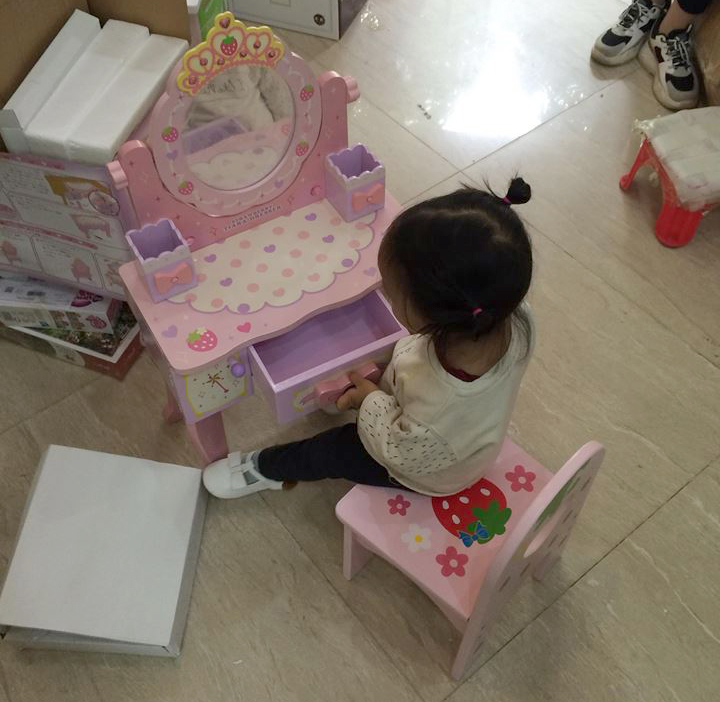 Bàn trang điểm đồ chơi