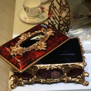 Hộp khăn giấy hoa đỏ