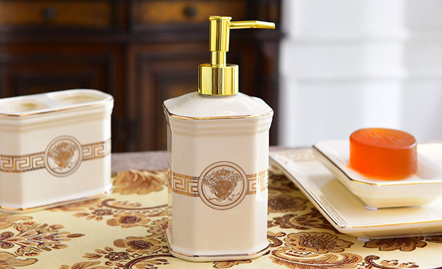 Bộ đồ dùng phòng tắm sứ kèm khay Versace