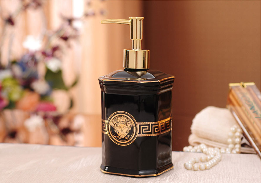 Bộ đồ dùng phòng tắm sứ kèm khay Versace