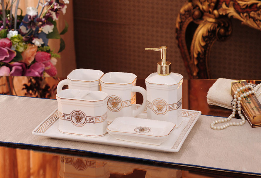 Bộ đồ dùng phòng tắm sứ kèm khay Versace