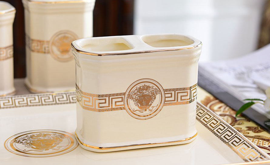 Bộ đồ dùng phòng tắm sứ kèm khay Versace