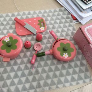 Bộ đồ chời làm bếp dâu tây