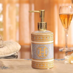 Set trang trí phóng tắm chữ H